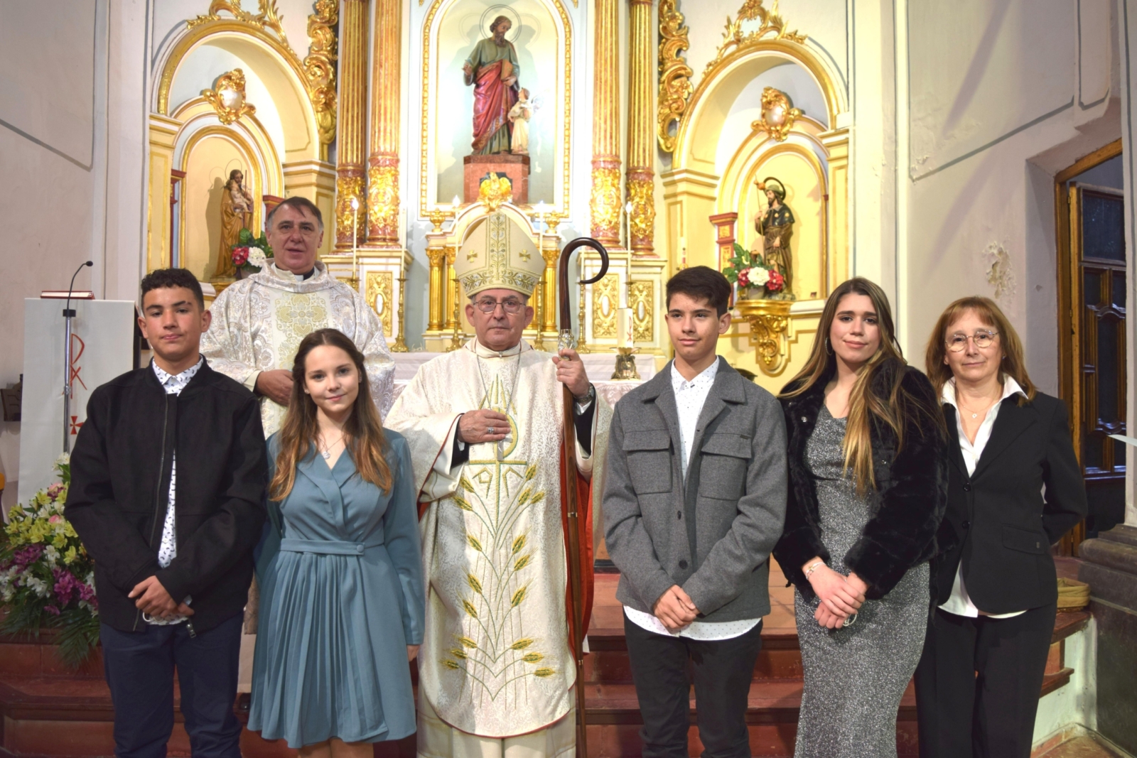 El Obispo administra el Sacramento de la Confirmación en la parroquia de  San Mateo Apóstol de Azuébar - Obispado Segorbe-Castellón